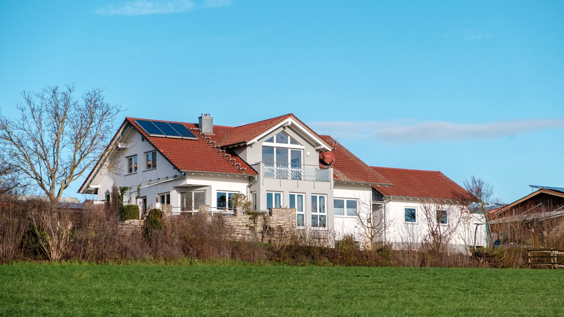Modernes Einfamilienhaus mit Garten